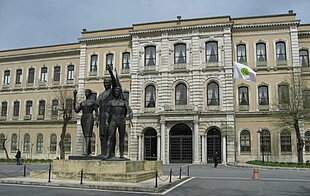 Istanbul University main building with statue of Atatürk (c) Wikipedia / Gryffindor